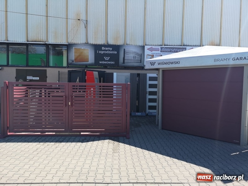 Zdjęcie w galerii na portalu naszraciborz.pl: Stoiska rozstawione, grille rozpalone, scena pełna gwiazd. Ruszyła 19. Eko-Wystawa w Pietrowicach Wielkich wiadomości z regionu