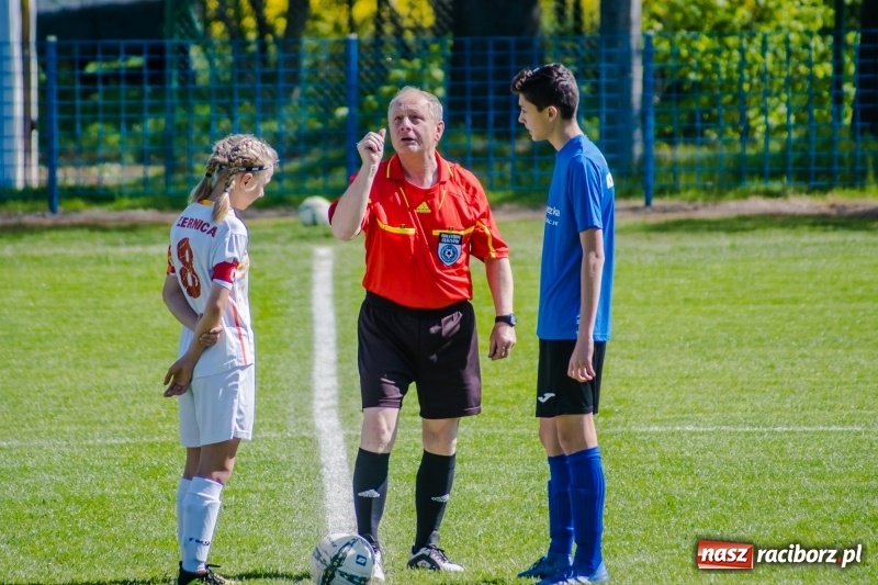 Zdjęcie w galerii na portalu naszraciborz.pl: Szybko zdobyty gol naruszył mury Zameczku. Potem było już z górki [FOTO] wiadomości z regionu