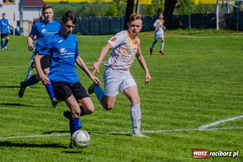 Zdjęcie w galerii na portalu naszraciborz.pl: Szybko zdobyty gol naruszył mury Zameczku. Potem było już z górki [FOTO] wiadomości z regionu