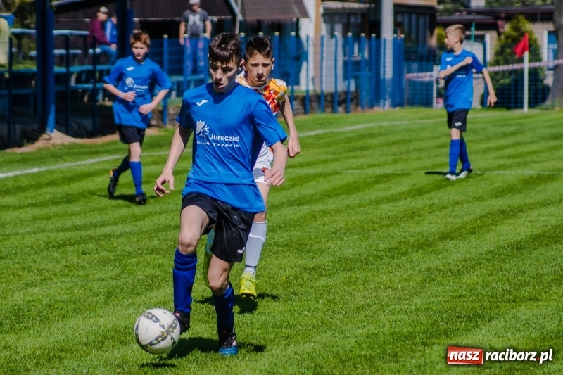 Zdjęcie w galerii na portalu naszraciborz.pl: Szybko zdobyty gol naruszył mury Zameczku. Potem było już z górki [FOTO] wiadomości z regionu