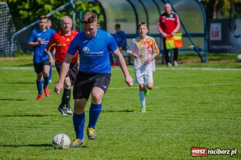 Zdjęcie w galerii na portalu naszraciborz.pl: Szybko zdobyty gol naruszył mury Zameczku. Potem było już z górki [FOTO] wiadomości z regionu