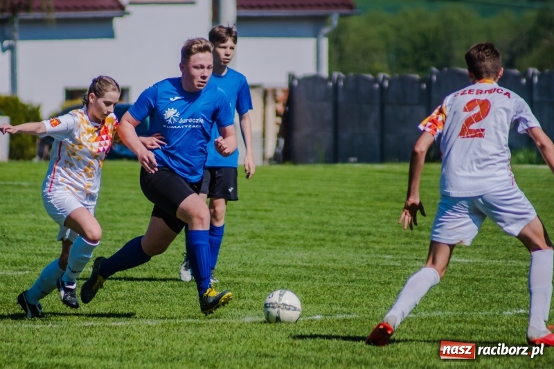 Zdjęcie w galerii na portalu naszraciborz.pl: Szybko zdobyty gol naruszył mury Zameczku. Potem było już z górki [FOTO] wiadomości z regionu