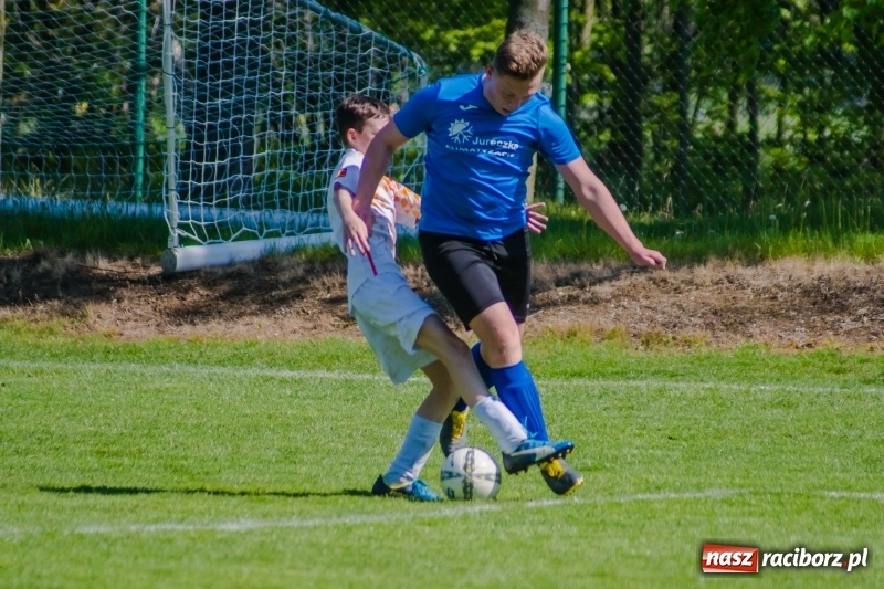 Zdjęcie w galerii na portalu naszraciborz.pl: Szybko zdobyty gol naruszył mury Zameczku. Potem było już z górki [FOTO] wiadomości z regionu
