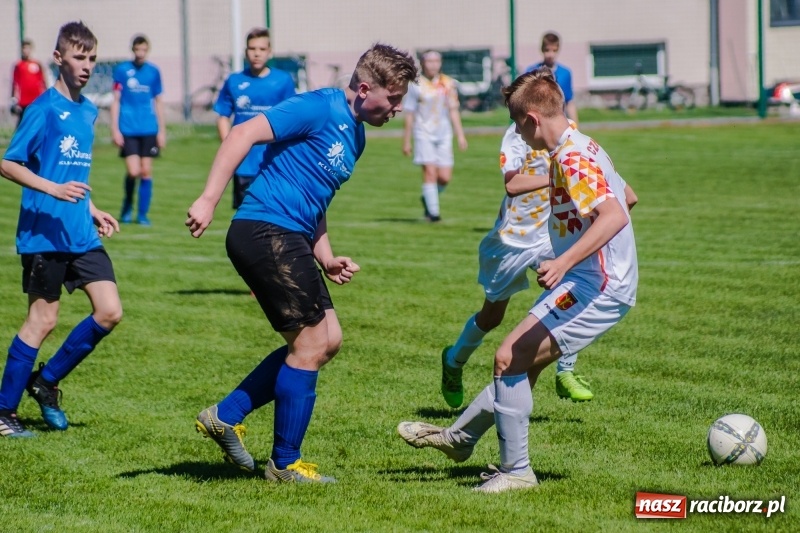 Zdjęcie w galerii na portalu naszraciborz.pl: Szybko zdobyty gol naruszył mury Zameczku. Potem było już z górki [FOTO] wiadomości z regionu