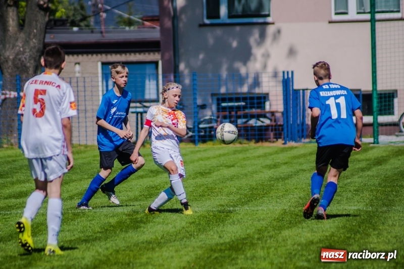 Zdjęcie w galerii na portalu naszraciborz.pl: Szybko zdobyty gol naruszył mury Zameczku. Potem było już z górki [FOTO] wiadomości z regionu