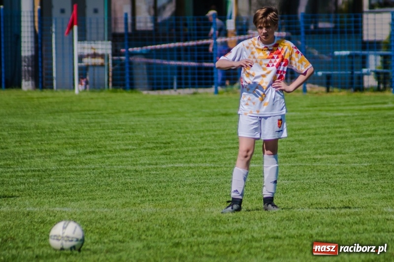 Zdjęcie w galerii na portalu naszraciborz.pl: Szybko zdobyty gol naruszył mury Zameczku. Potem było już z górki [FOTO] wiadomości z regionu