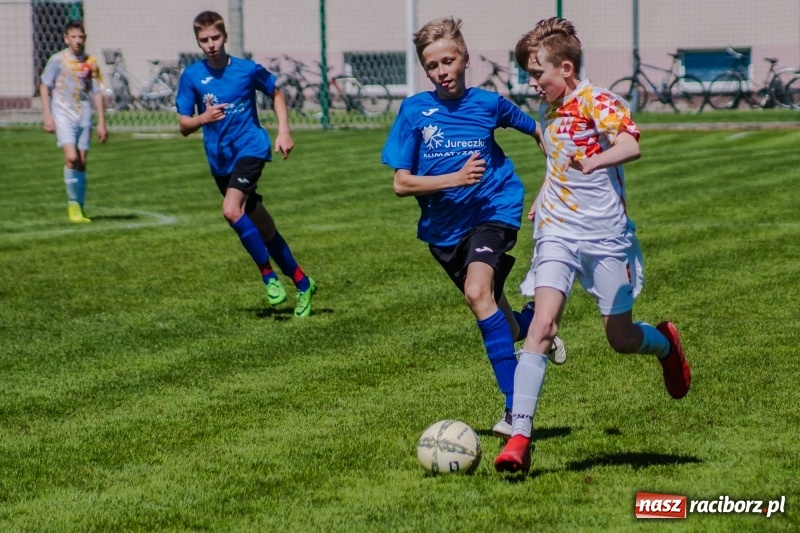 Zdjęcie w galerii na portalu naszraciborz.pl: Szybko zdobyty gol naruszył mury Zameczku. Potem było już z górki [FOTO] wiadomości z regionu