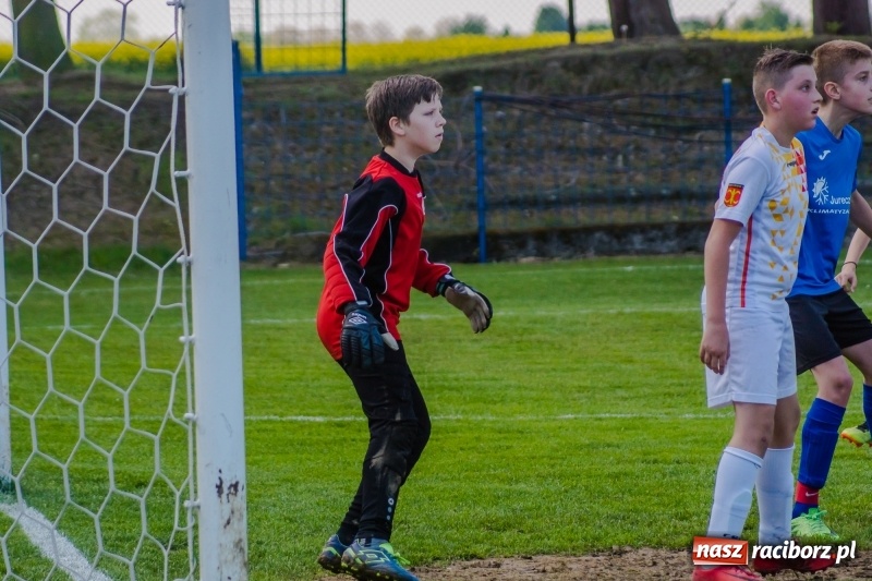 Zdjęcie w galerii na portalu naszraciborz.pl: Szybko zdobyty gol naruszył mury Zameczku. Potem było już z górki [FOTO] wiadomości z regionu