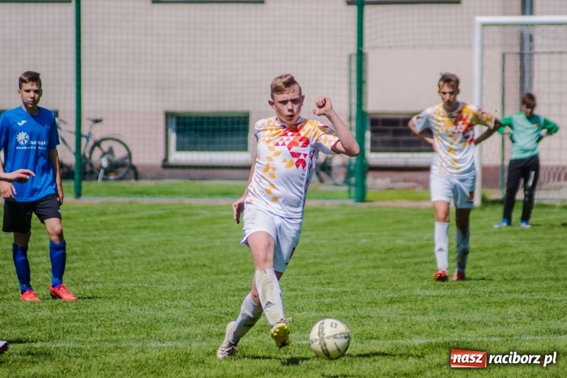 Zdjęcie w galerii na portalu naszraciborz.pl: Szybko zdobyty gol naruszył mury Zameczku. Potem było już z górki [FOTO] wiadomości z regionu