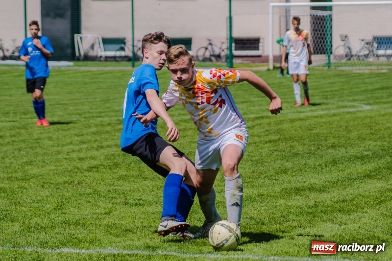 Zdjęcie w galerii na portalu naszraciborz.pl: Szybko zdobyty gol naruszył mury Zameczku. Potem było już z górki [FOTO] wiadomości z regionu