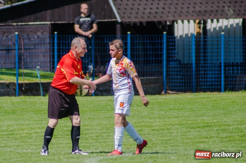 Zdjęcie w galerii na portalu naszraciborz.pl: Szybko zdobyty gol naruszył mury Zameczku. Potem było już z górki [FOTO] wiadomości z regionu