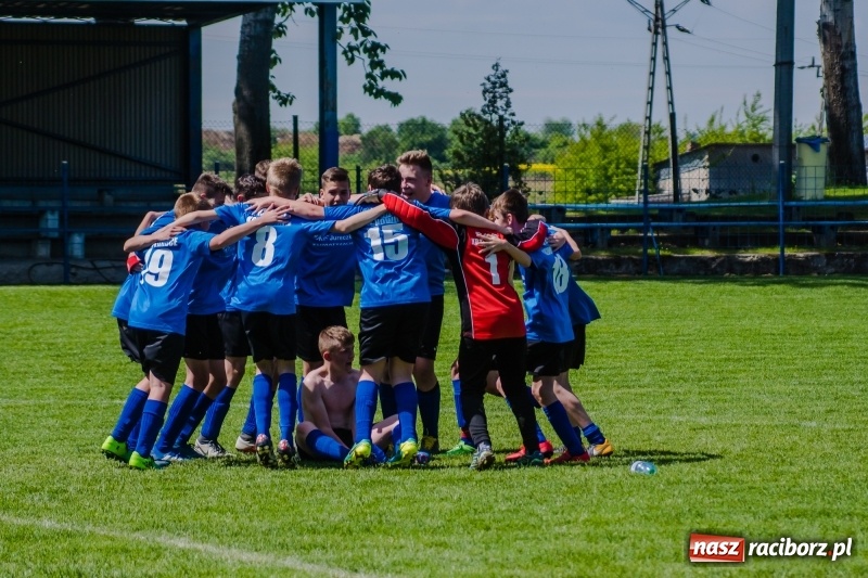 Zdjęcie w galerii na portalu naszraciborz.pl: Szybko zdobyty gol naruszył mury Zameczku. Potem było już z górki [FOTO] wiadomości z regionu