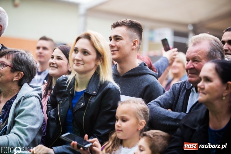 Zdjęcie w galerii na portalu naszraciborz.pl: TOBY gwiazdą pierwszego dnia pietrowickiej Eko-Wystawy wiadomości z regionu