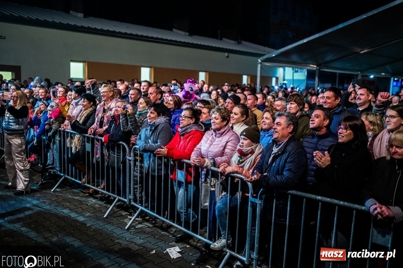 Zdjęcie w galerii na portalu naszraciborz.pl: Włoskie rytmy porwały Pietrowice Wielkie. Francesco Napoli na finał Eko-Wystawy wiadomości z regionu