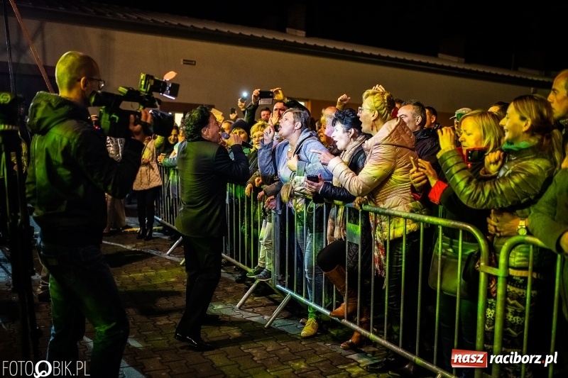 Zdjęcie w galerii na portalu naszraciborz.pl: Włoskie rytmy porwały Pietrowice Wielkie. Francesco Napoli na finał Eko-Wystawy wiadomości z regionu