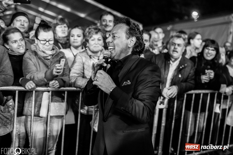 Zdjęcie w galerii na portalu naszraciborz.pl: Włoskie rytmy porwały Pietrowice Wielkie. Francesco Napoli na finał Eko-Wystawy wiadomości z regionu