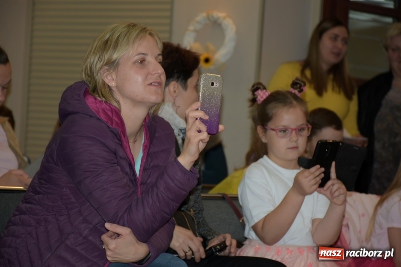 Zdjęcie w galerii na portalu naszraciborz.pl: Młode talenty na scenie w Tworkowie  wiadomości z regionu