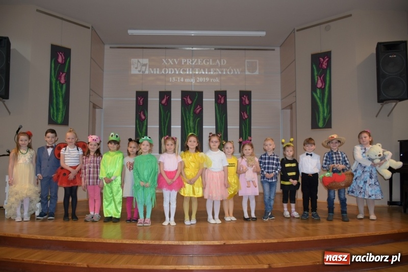 Zdjęcie w galerii na portalu naszraciborz.pl: Młode talenty na scenie w Tworkowie  wiadomości z regionu