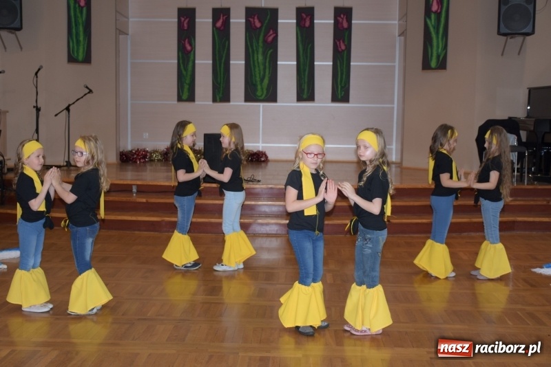 Zdjęcie w galerii na portalu naszraciborz.pl: Młode talenty na scenie w Tworkowie  wiadomości z regionu