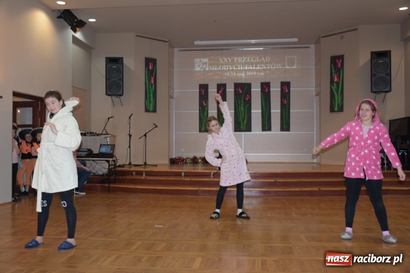 Zdjęcie w galerii na portalu naszraciborz.pl: Młode talenty na scenie w Tworkowie  wiadomości z regionu