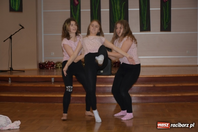 Zdjęcie w galerii na portalu naszraciborz.pl: Młode talenty na scenie w Tworkowie  wiadomości z regionu