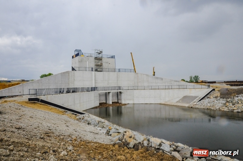 Zdjęcie w galerii na portalu naszraciborz.pl: Setki ludzi przyszło obejrzeć nowy upust do Odry miejskiej  wiadomości z regionu