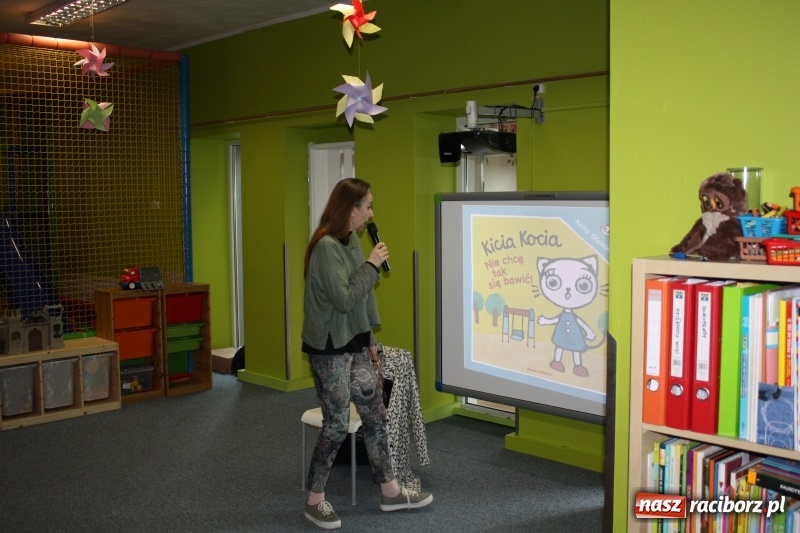 Zdjęcie w galerii na portalu naszraciborz.pl: Twórczyni Kici Koci spotkała się z raciborskimi przedszkolakami wiadomości z regionu
