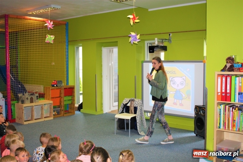 Zdjęcie w galerii na portalu naszraciborz.pl: Twórczyni Kici Koci spotkała się z raciborskimi przedszkolakami wiadomości z regionu