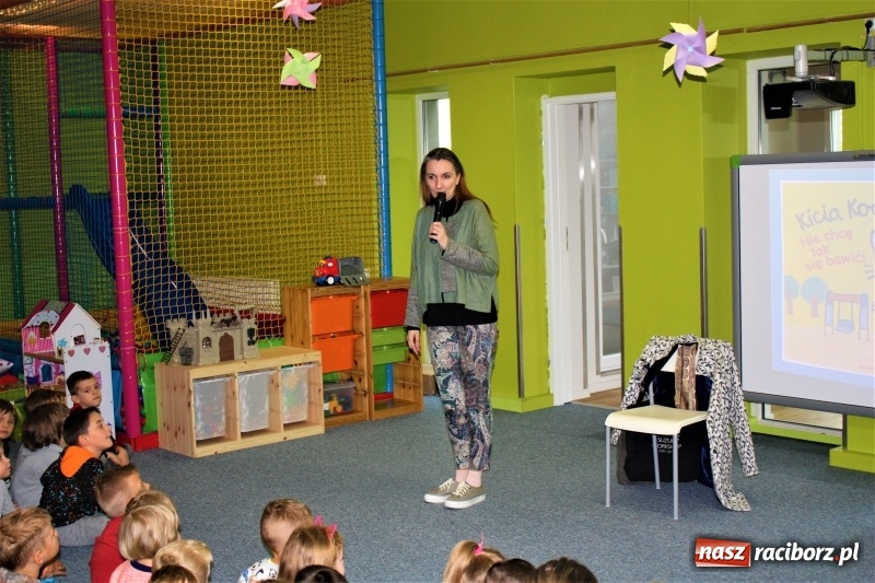 Zdjęcie w galerii na portalu naszraciborz.pl: Twórczyni Kici Koci spotkała się z raciborskimi przedszkolakami wiadomości z regionu