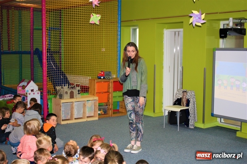 Zdjęcie w galerii na portalu naszraciborz.pl: Twórczyni Kici Koci spotkała się z raciborskimi przedszkolakami wiadomości z regionu