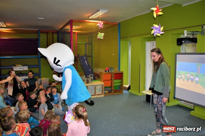 Zdjęcie w galerii na portalu naszraciborz.pl: Twórczyni Kici Koci spotkała się z raciborskimi przedszkolakami wiadomości z regionu