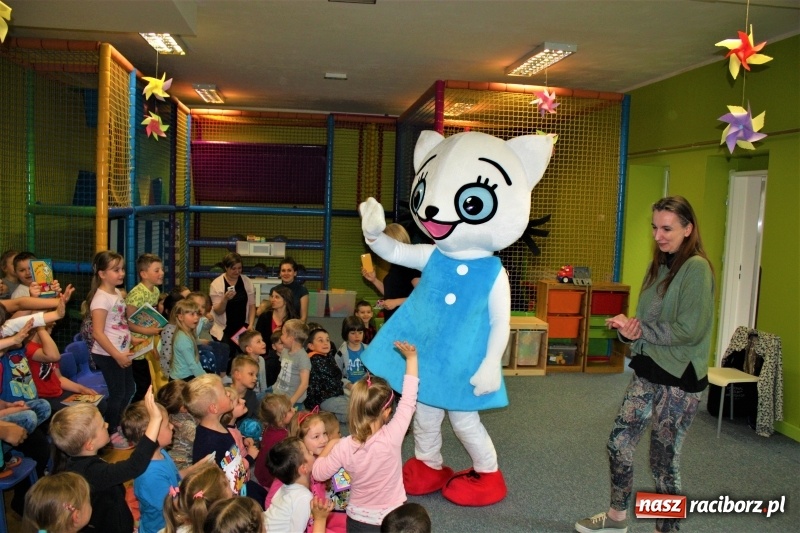 Zdjęcie w galerii na portalu naszraciborz.pl: Twórczyni Kici Koci spotkała się z raciborskimi przedszkolakami wiadomości z regionu