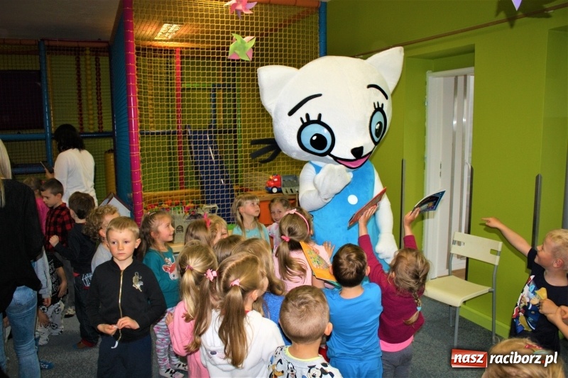 Zdjęcie w galerii na portalu naszraciborz.pl: Twórczyni Kici Koci spotkała się z raciborskimi przedszkolakami wiadomości z regionu