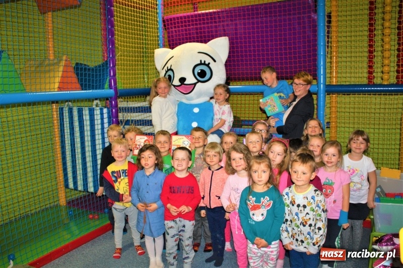 Zdjęcie w galerii na portalu naszraciborz.pl: Twórczyni Kici Koci spotkała się z raciborskimi przedszkolakami wiadomości z regionu