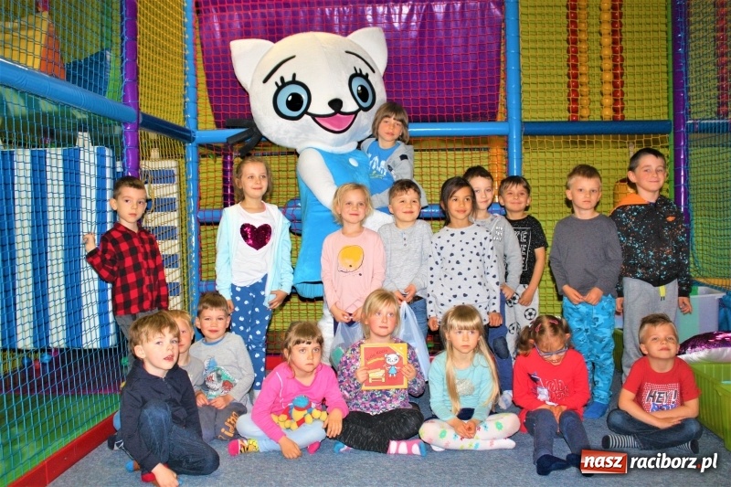 Zdjęcie w galerii na portalu naszraciborz.pl: Twórczyni Kici Koci spotkała się z raciborskimi przedszkolakami wiadomości z regionu