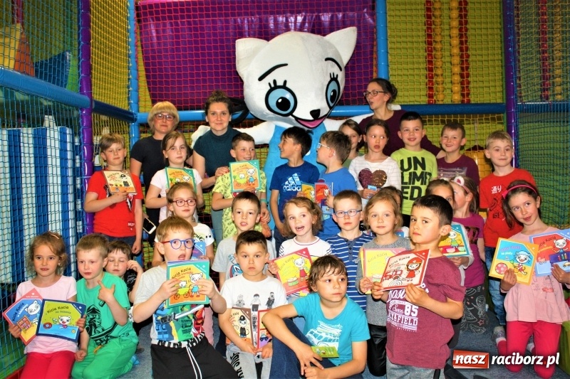 Zdjęcie w galerii na portalu naszraciborz.pl: Twórczyni Kici Koci spotkała się z raciborskimi przedszkolakami wiadomości z regionu