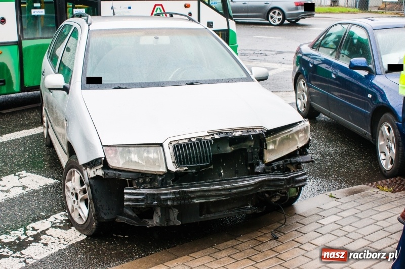 Zdjęcie w galerii na portalu naszraciborz.pl: Czołowe zderzenie na Batorego-Nowomiejskiej wiadomości z regionu