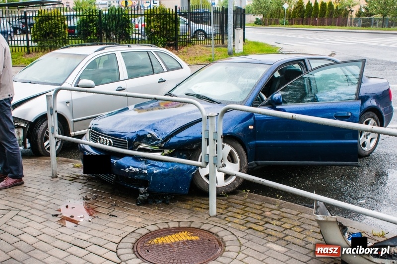 Zdjęcie w galerii na portalu naszraciborz.pl: Czołowe zderzenie na Batorego-Nowomiejskiej wiadomości z regionu