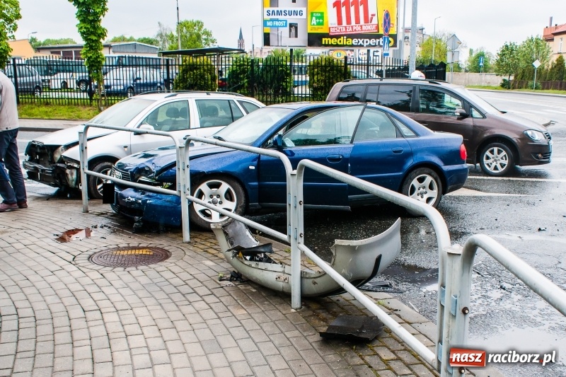 Zdjęcie w galerii na portalu naszraciborz.pl: Czołowe zderzenie na Batorego-Nowomiejskiej wiadomości z regionu