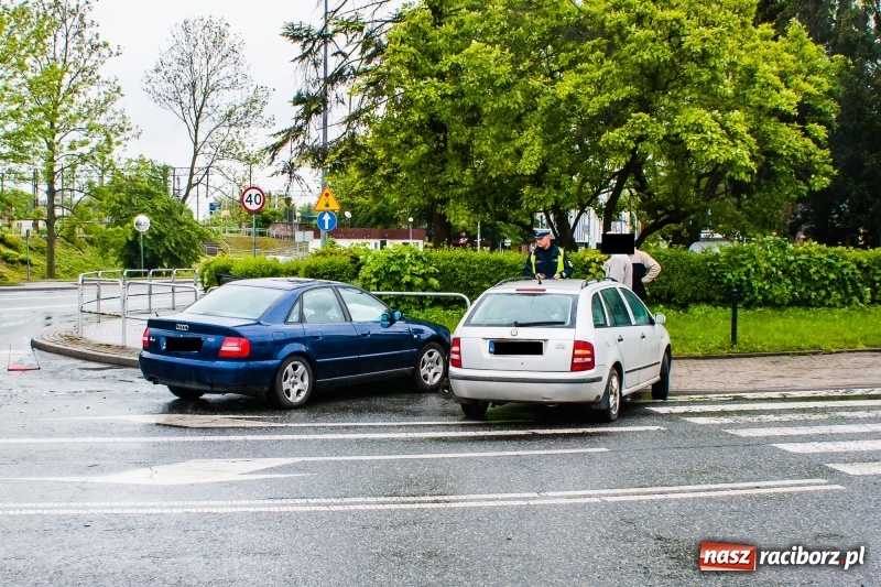 Zdjęcie w galerii na portalu naszraciborz.pl: Czołowe zderzenie na Batorego-Nowomiejskiej wiadomości z regionu