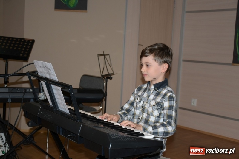 Zdjęcie w galerii na portalu naszraciborz.pl: Tańczę, śpiewam, recytuję. Tworkowski przegląd talentów  wiadomości z regionu