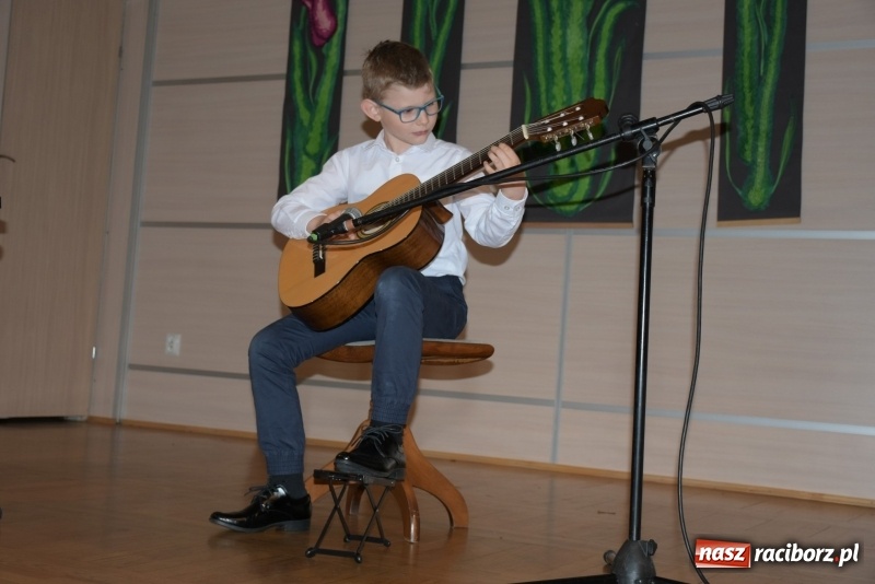 Zdjęcie w galerii na portalu naszraciborz.pl: Tańczę, śpiewam, recytuję. Tworkowski przegląd talentów  wiadomości z regionu