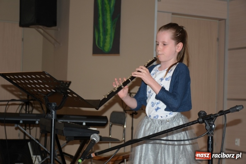 Zdjęcie w galerii na portalu naszraciborz.pl: Tańczę, śpiewam, recytuję. Tworkowski przegląd talentów  wiadomości z regionu