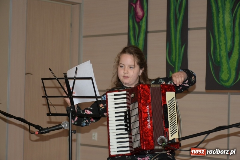Zdjęcie w galerii na portalu naszraciborz.pl: Tańczę, śpiewam, recytuję. Tworkowski przegląd talentów  wiadomości z regionu