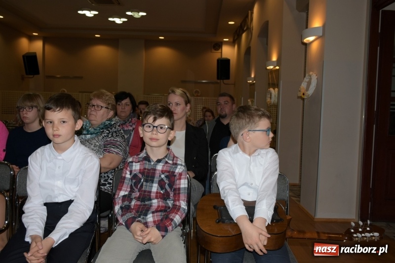 Zdjęcie w galerii na portalu naszraciborz.pl: Tańczę, śpiewam, recytuję. Tworkowski przegląd talentów  wiadomości z regionu