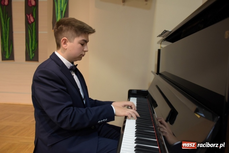 Zdjęcie w galerii na portalu naszraciborz.pl: Tańczę, śpiewam, recytuję. Tworkowski przegląd talentów  wiadomości z regionu