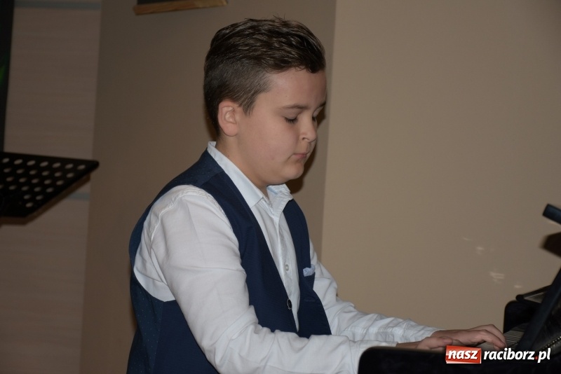 Zdjęcie w galerii na portalu naszraciborz.pl: Tańczę, śpiewam, recytuję. Tworkowski przegląd talentów  wiadomości z regionu