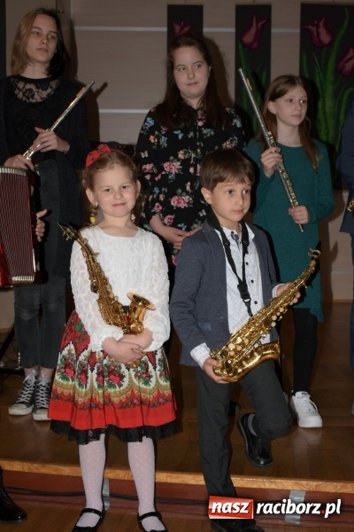 Zdjęcie w galerii na portalu naszraciborz.pl: Tańczę, śpiewam, recytuję. Tworkowski przegląd talentów  wiadomości z regionu