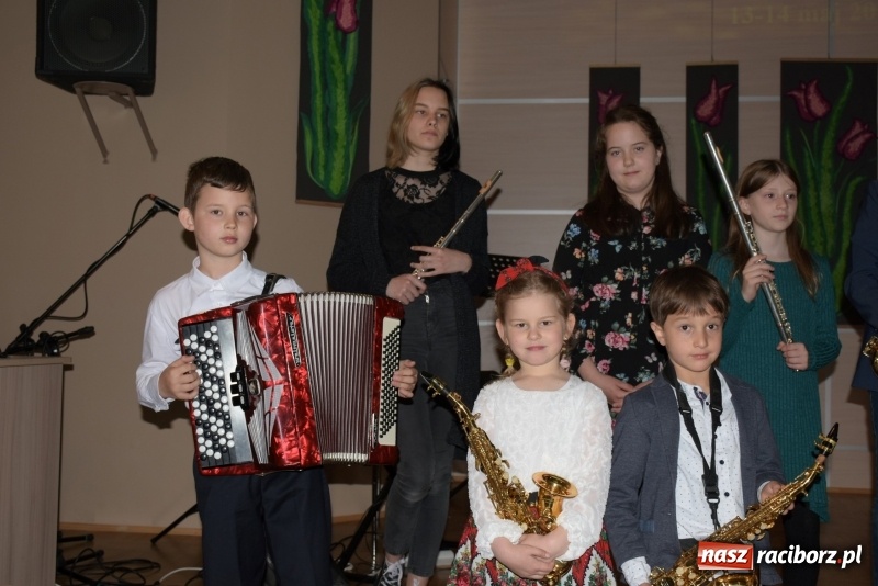 Zdjęcie w galerii na portalu naszraciborz.pl: Tańczę, śpiewam, recytuję. Tworkowski przegląd talentów  wiadomości z regionu