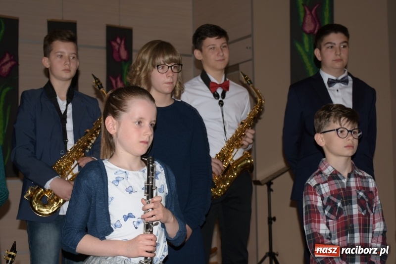 Zdjęcie w galerii na portalu naszraciborz.pl: Tańczę, śpiewam, recytuję. Tworkowski przegląd talentów  wiadomości z regionu